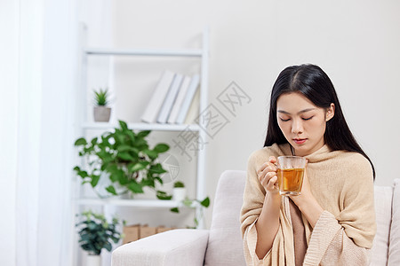 冬季保暖喝姜茶的青年女性图片