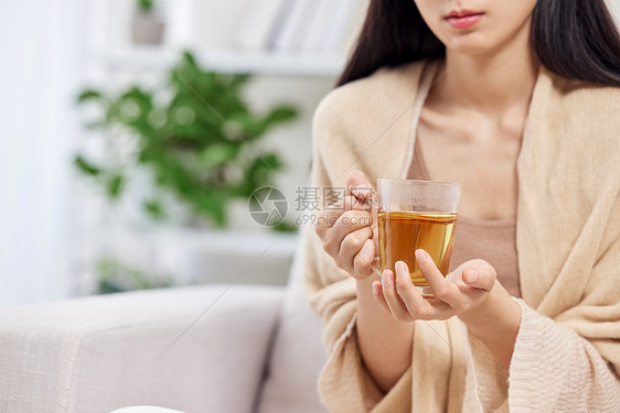 冬季保暖喝姜茶的女性特写图片
