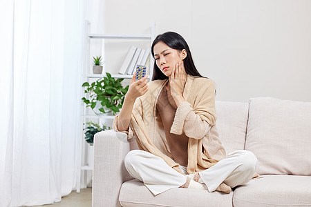 居家女性牙疼吃药图片