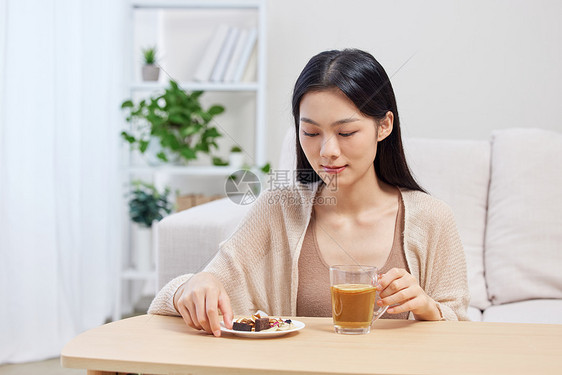 秋冬居家女性享用热饮图片