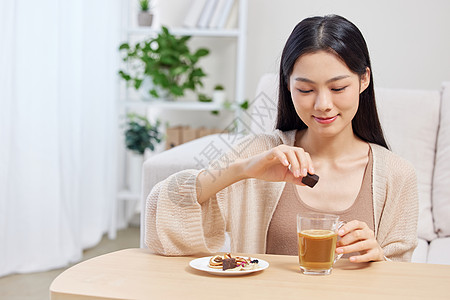 秋冬居家喝热饮的女性图片