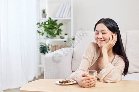 秋冬悠闲居家的女性形象图片