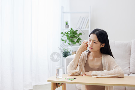 秋冬生病的女性测量体温图片