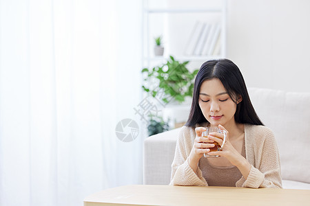 秋冬居家女性喝饮料图片