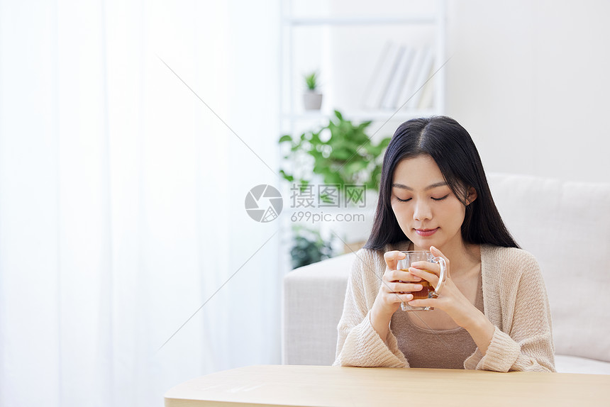 秋冬居家女性喝饮料高清图片下载-正版图片506953189-摄图网