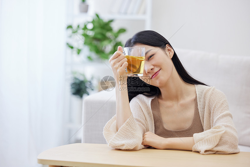 秋冬居家女性喝饮料高清图片下载-正版图片506953193-摄图网