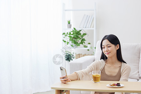 假日居家女性玩手机图片