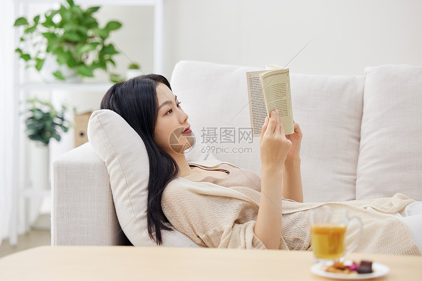 女性居家休息看书图片