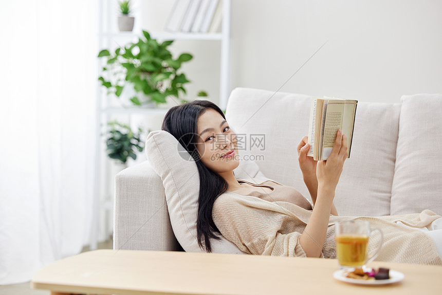 秋冬女性居家休息看书图片