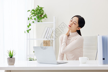 劳累过度室内办公的职场女性肩部不舒服背景