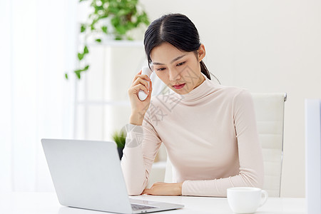 青年女性使用耳温枪测试温度高清图片