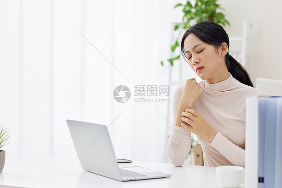 职场女性过敏瘙痒抓挠手臂图片