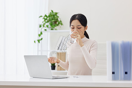 职场青年女性生病吃药图片