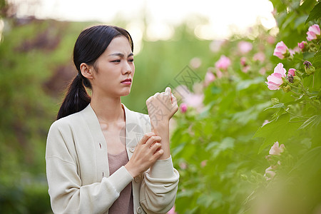 生病卡通女性换季过敏瘙痒背景