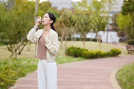 女性室外使用哮喘喷雾图片