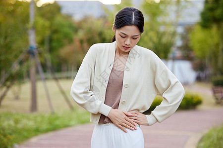 腰部不舒服的女性图片