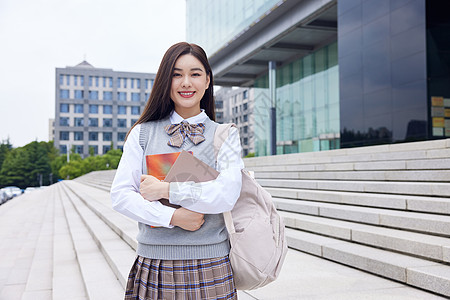 抱着课本的女学生形象高清图片