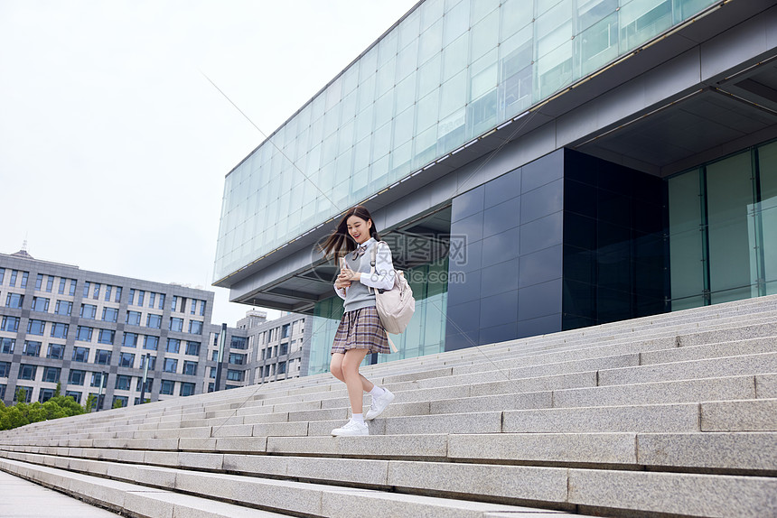 女学生开心放学图片