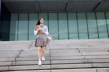 女学生开心放学形象图片