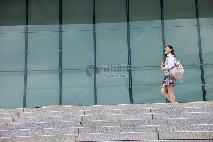 女大学生开心放学图片