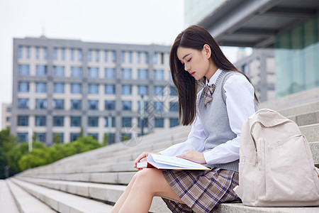 女学生校园内看书学习图片