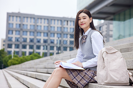 女学生校园内看书学习形象高清图片