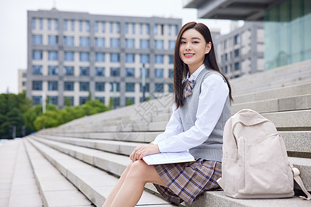 校园内看书学习的女学生高清图片