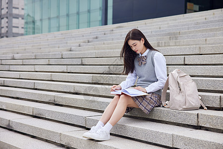 女学生在校园内看书学习图片