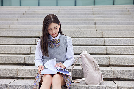 女学生校园内看书学习图片