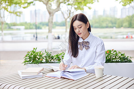 青年美女户外学习图片