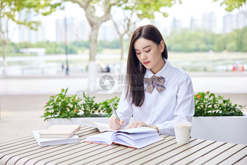 青年美女户外学习图片