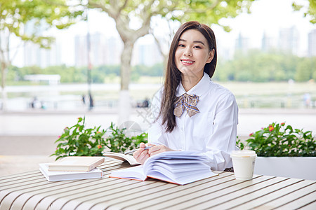 女学生户外阅读学习图片