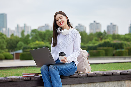 年轻美女大学生上网课图片