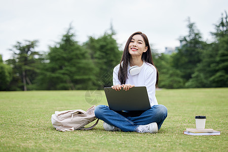 年轻美女大学生使用笔记本电脑图片