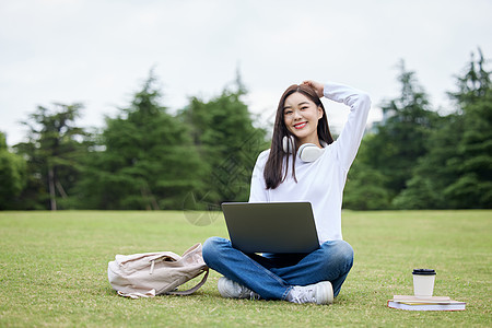 青年节使用笔记本电脑学习的美女大学生背景