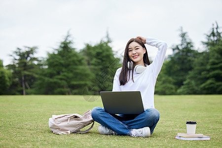 使用笔记本电脑学习的美女大学生图片