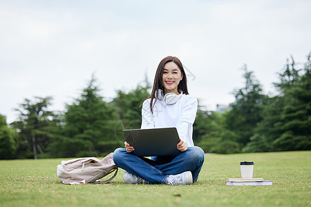 美女大学生使用笔记本电脑学习图片