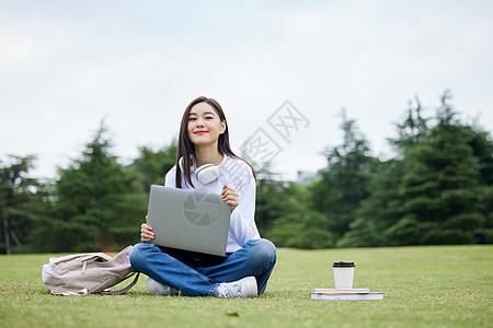 年轻大学生使用笔记本电脑学习图片