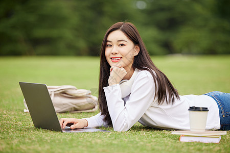 女大学生校园草坪上线上网课学习图片