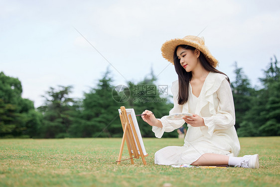 青年文艺美女户外油画写生图片