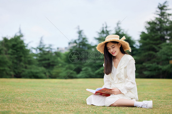 年轻美女户外草坪阅读图片