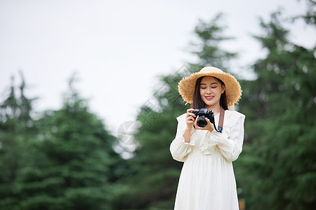 手拿相机的文艺女青年图片