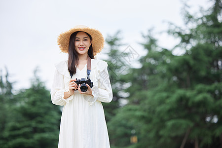 手拿相机的文艺女青年图片