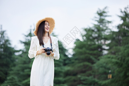 手拿相机的文艺女青年图片