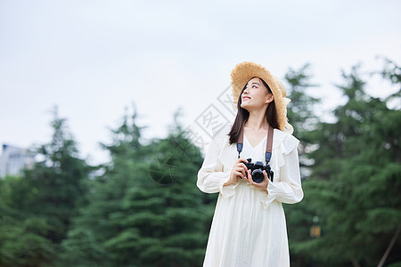 手拿相机的文艺女青年形象图片