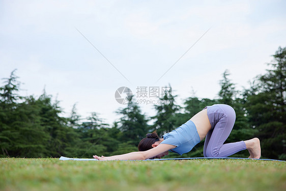 年轻女性户外瑜伽锻炼图片