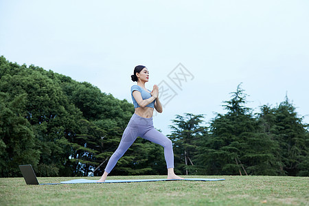 户外瑜伽练习的青年女性图片