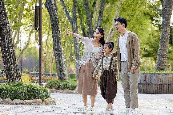 幸福的一家人在公园里散步图片