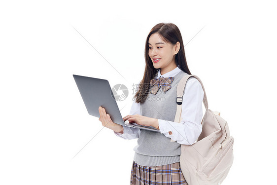 手拿笔记本电脑的女学生图片