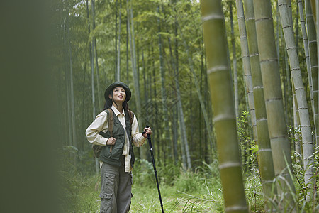 青年美女竹林里面徒步背景图片